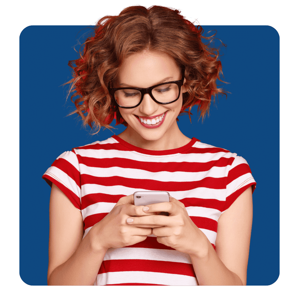 chica con movil reparado